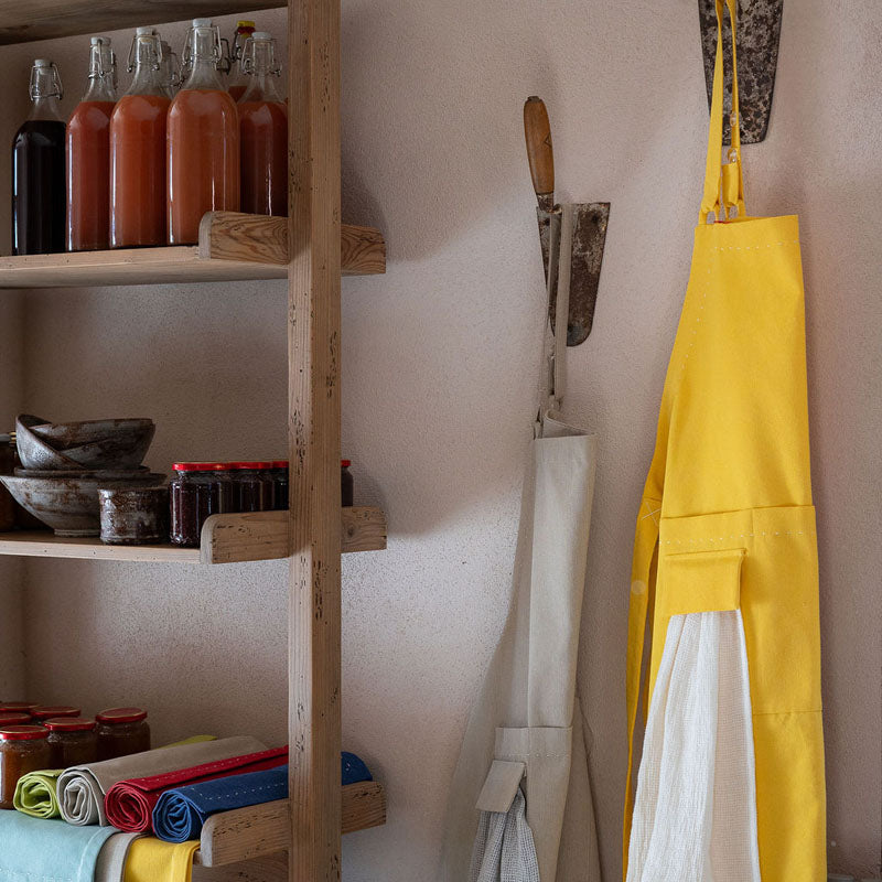 Grembiule in cotone giallo girasole con cuciture decorative realizzate a mano accessoriato con asciugamano in lino, tasca per gli utensili e piccola tasca per smartphone
