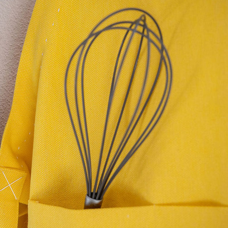 Grembiule in cotone giallo girasole con cuciture decorative realizzate a mano accessoriato con asciugamano in lino, tasca per gli utensili e piccola tasca per smartphone
